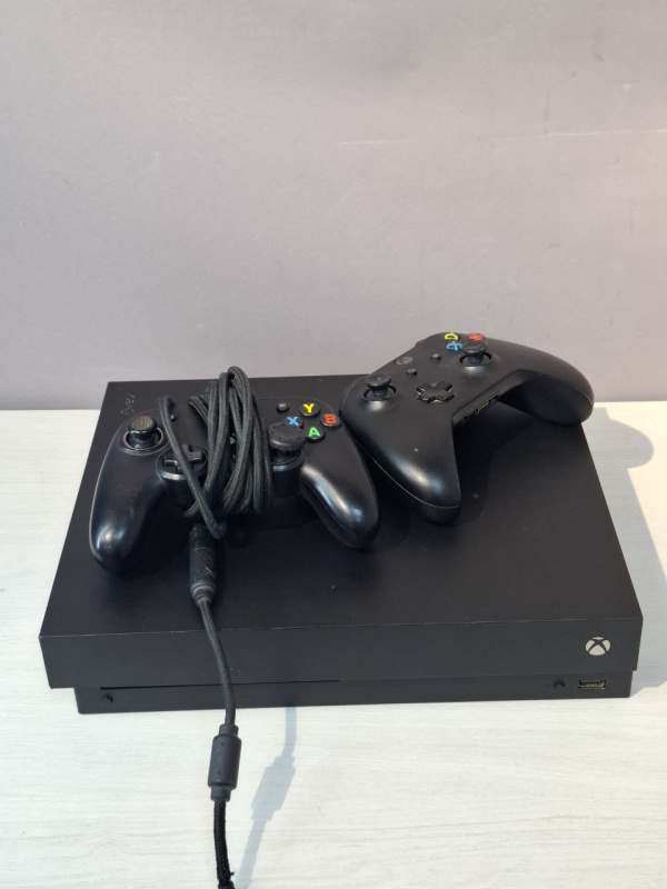 Игровая приставка Microsoft Xbox One X 1TB