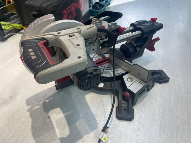 Торцовочная пила Зубр ЗПТ-210-1600 ПЛ