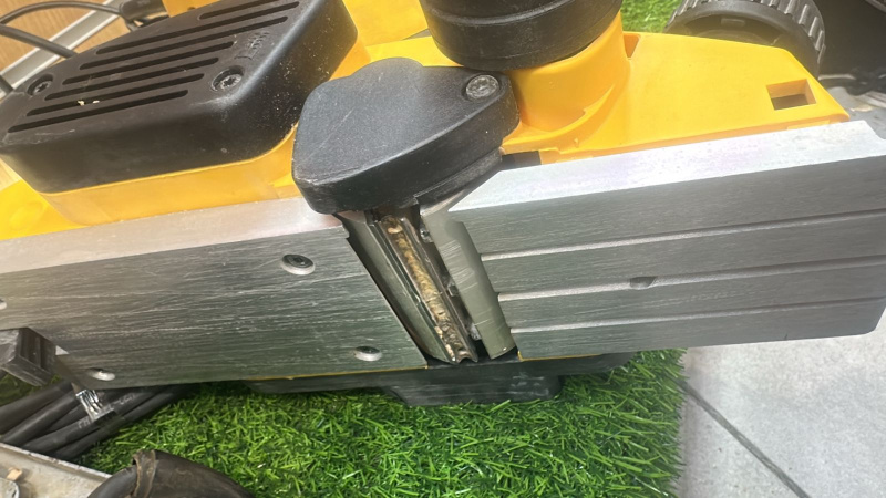 Электрорубанок Dewalt DW 680