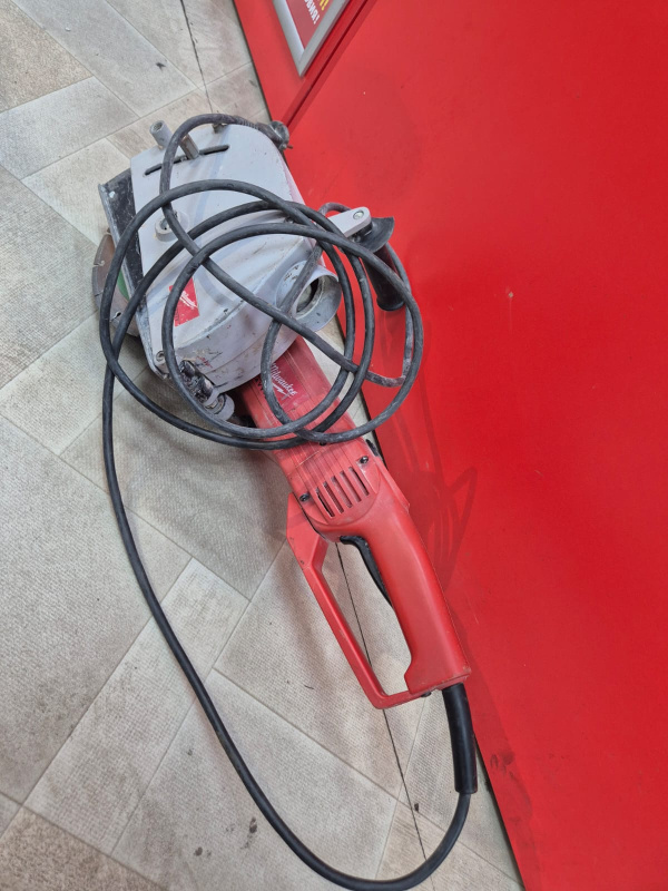 Штроборез Milwaukee WCS65