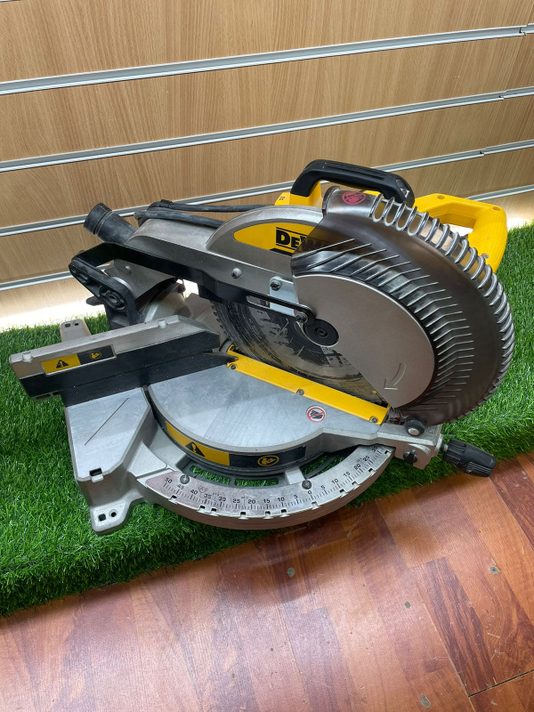 Торцовочная пила Dewalt DWS715 ks