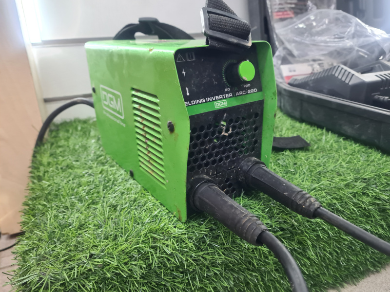 Сварочный аппарат - инвертор ММА DGM ARC-220