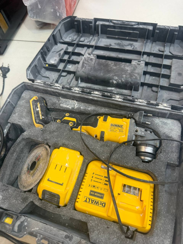 Шлифмашинка Dewalt DW4075