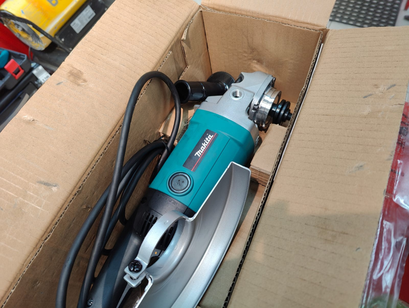 Болгарка Makita 9069